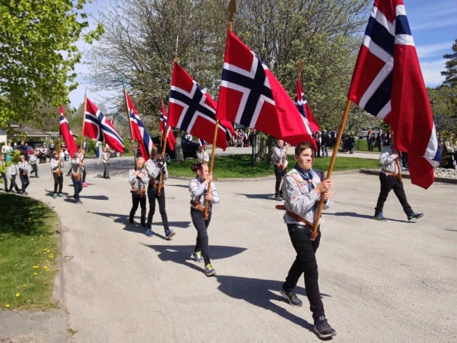 Norwegian scouts carrying Norway's flags. 